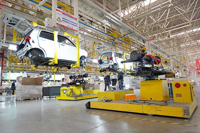 總裝生產線上AGV智能搬運機器人在運送物料。本報記者  劉冰  攝.JPG